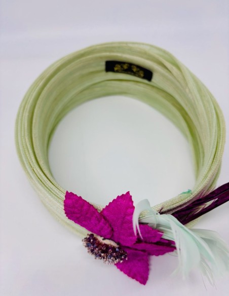 Turbante de invitada con maxi plumas de faisán verde y fucsia