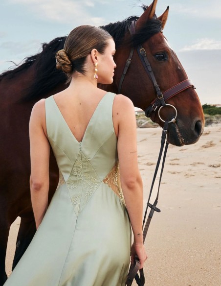 Vestido largo de invitada satinado con detalles de encaje para fiesta