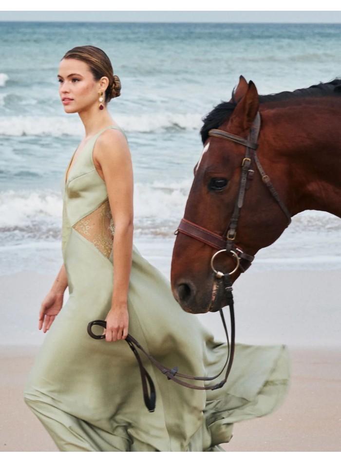 Longue robe d'invité en satin avec détails en...