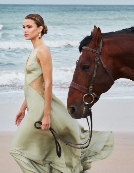 Vestido largo de invitada satinado con detalles de encaje