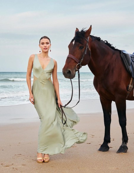 Longue robe d'invité en satin avec détails en dentelle