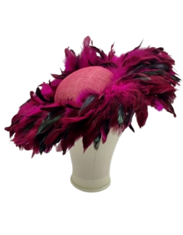 Pamela cubierta de plumas de faisán en color buganvilla para invitadas