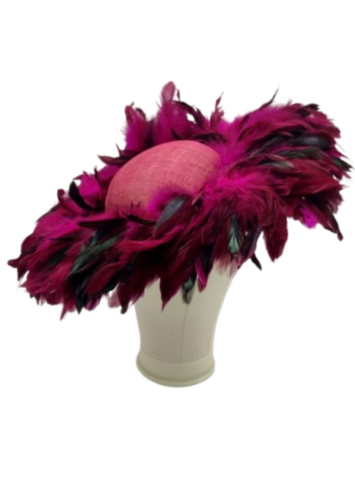 Pamela recouverte de plumes de faisan couleur...