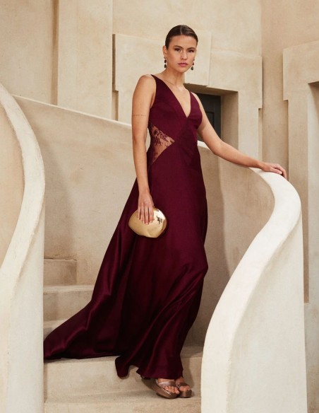 Vestido largo para invitada satinado con escote en pico y encaje