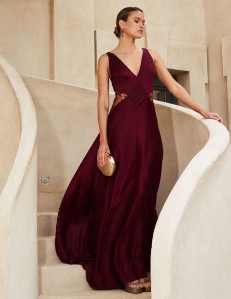 Longue robe d'invité en satin avec décolleté en V et dentelle