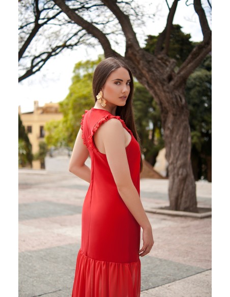 Vestido largo de invitada rojo con volantes y cadera baja