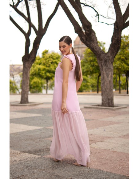 Vestido largo para invitada de gasa con volantes y cintura baja rosa