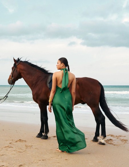 Vestido de fiesta largo satinado con cuello halter y espalda descubierta