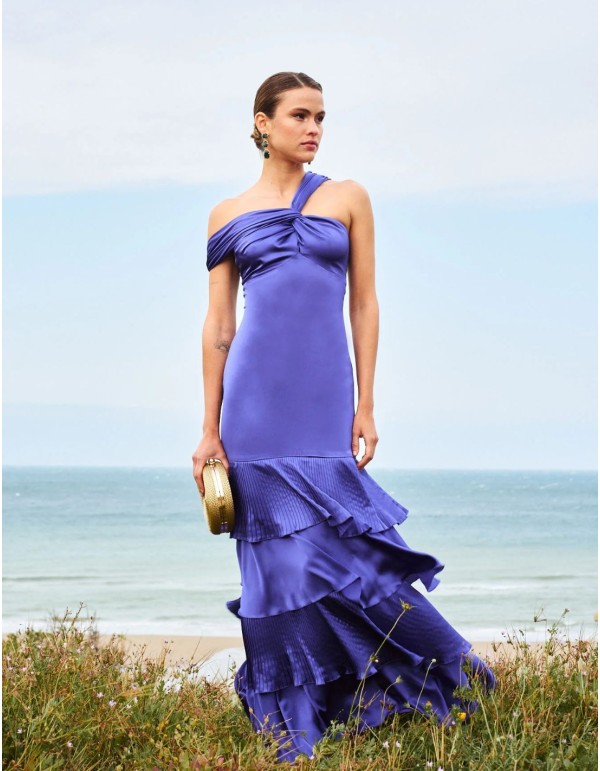Vestido largo de invitada con hombro caído y volantes
