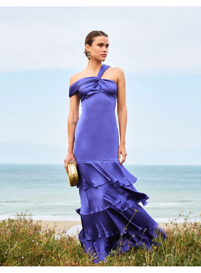 Vestido largo de invitada con hombro caído y...