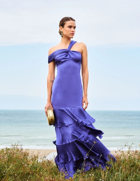 Vestido largo de invitada con hombro caído y volantes