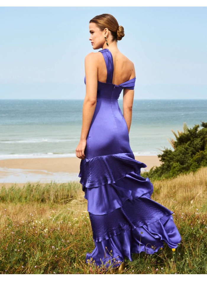 Vestido largo de invitada con hombro caído y volantes