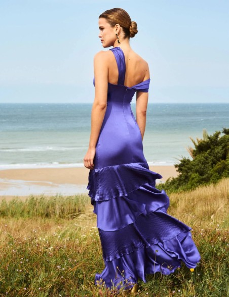 Vestido largo de invitada con hombro caído y volantes