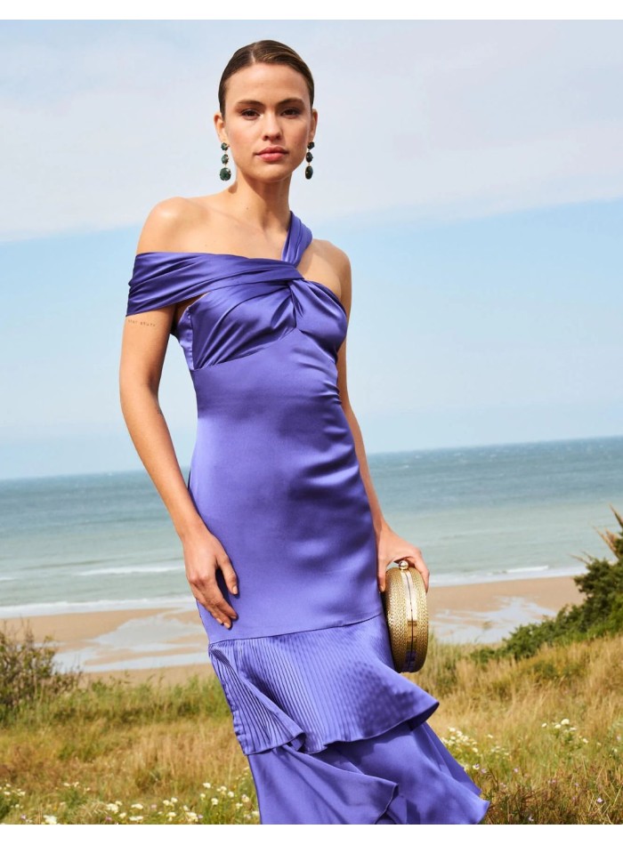 Vestido largo de invitada con hombro caído y volantes