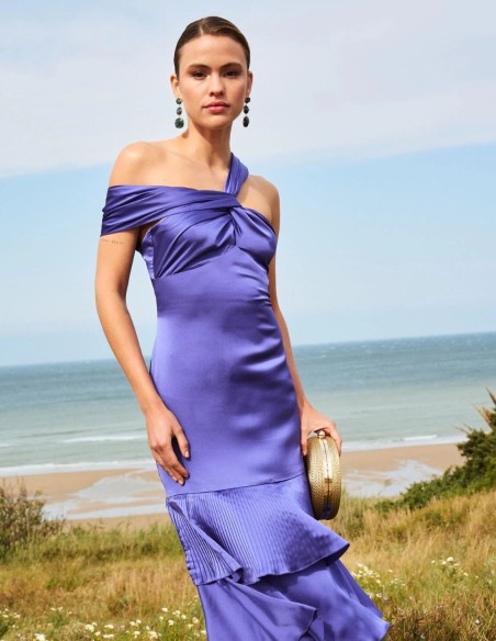 Vestido largo de invitada con hombro caído y volantes