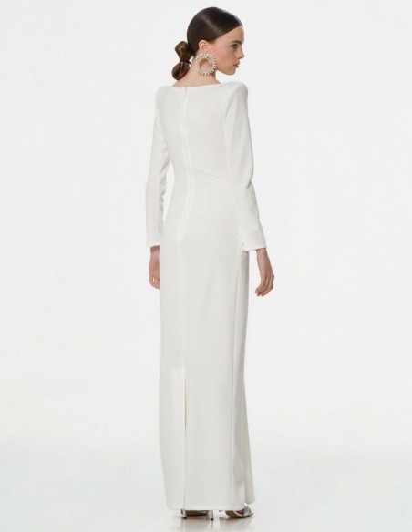 Longue robe de mariée blanche à manches longues et encolure découpée