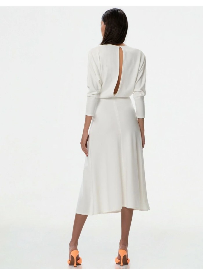 Vestido midi blanco con manga murciélago y escote barco para novias