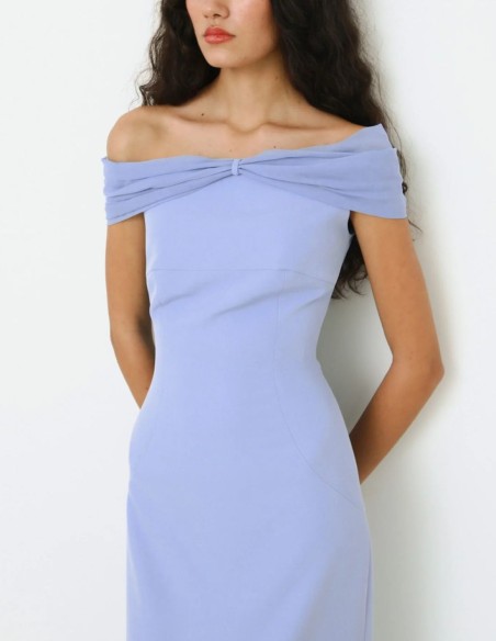 Vestido midi de fiesta azul con escote bandeau drapeado para madrinas