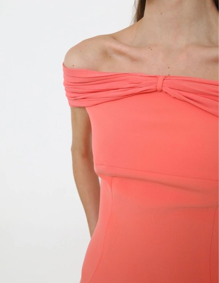 Vestido midi de fiesta coral con escote bandeau para bodas