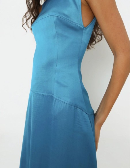 Robe de cocktail en satin avec encolure dos nu