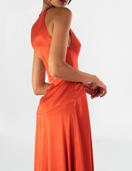 Robe de cocktail avec encolure licou et jupe évasée