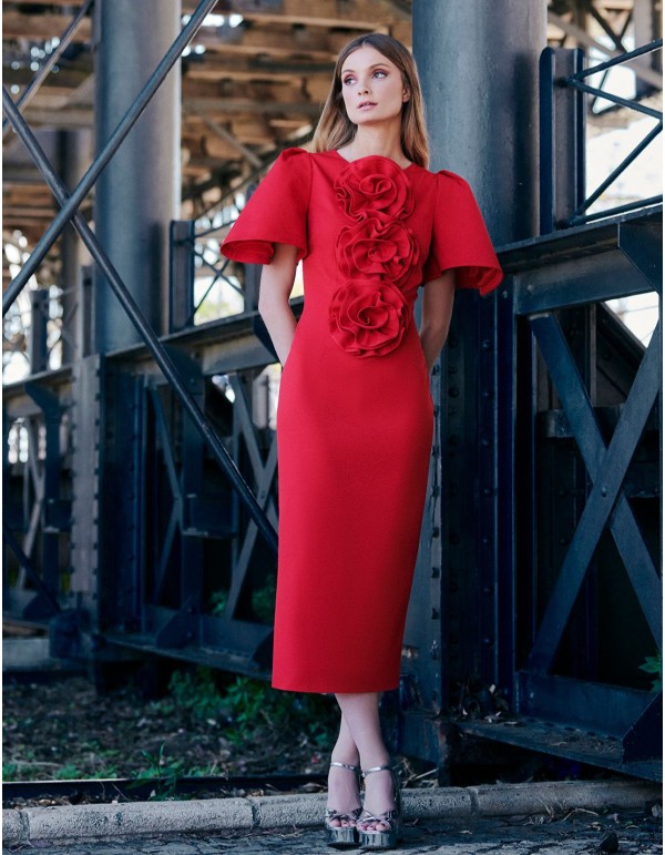 Vestido midi para invitada con detalles de rosas
