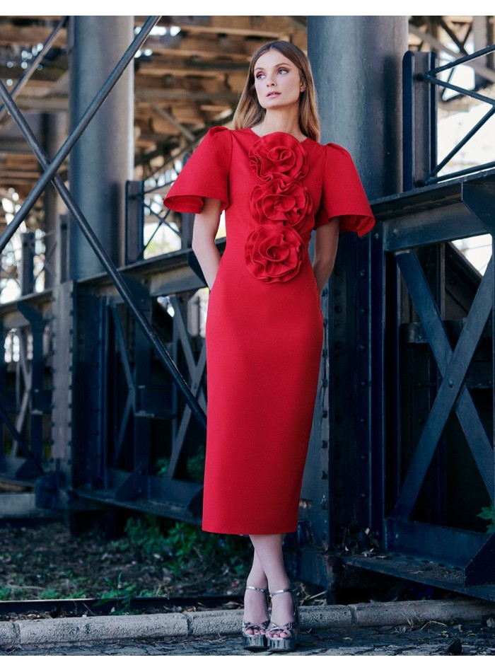 Robe d'invité midi avec détails roses