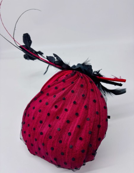 Tocado base de sinamay plisado con tul de plumeti para bodas de dia