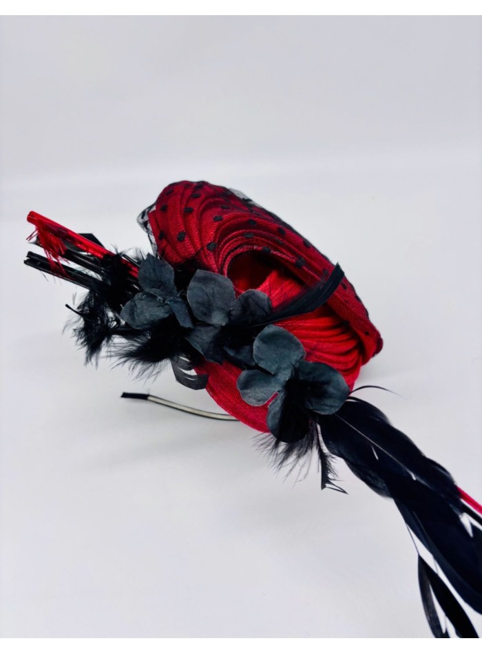 Coiffe à base de sinamay plissée de tulle plumeti