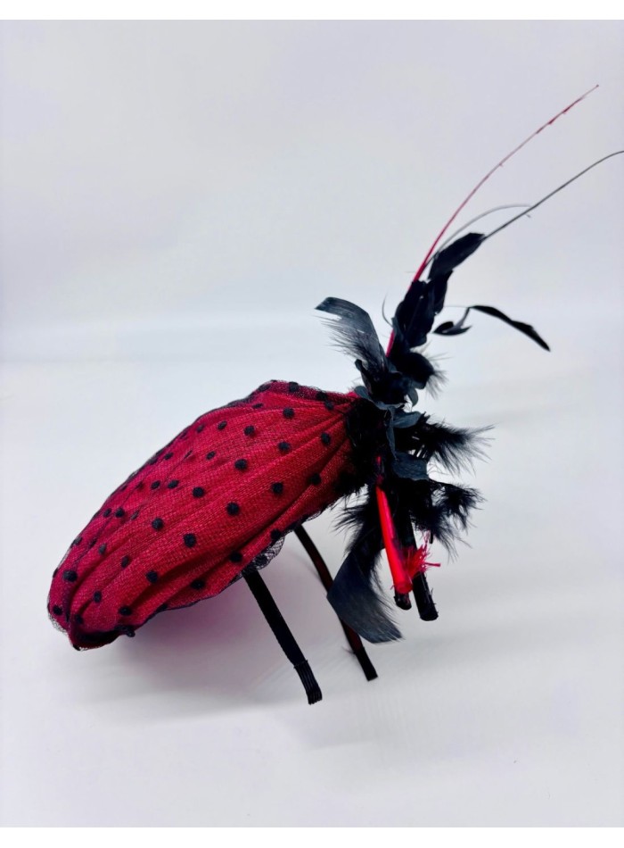 Coiffe à base de sinamay plissée de tulle plumeti