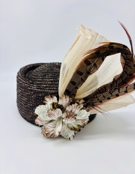 Tocado de invitada en sinamay con plumas de faisán marrones para eventos especiales