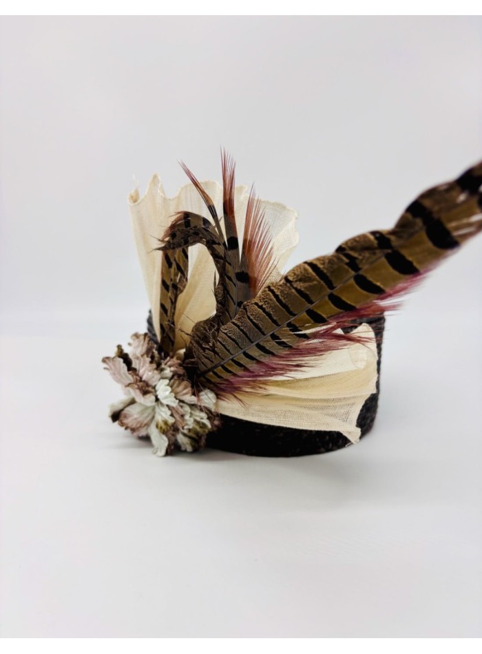 Coiffure avec bonnet de paille et plumes de...