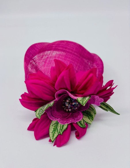Tocado de invitada en sinamay fucsia con flores para bodas de mañana