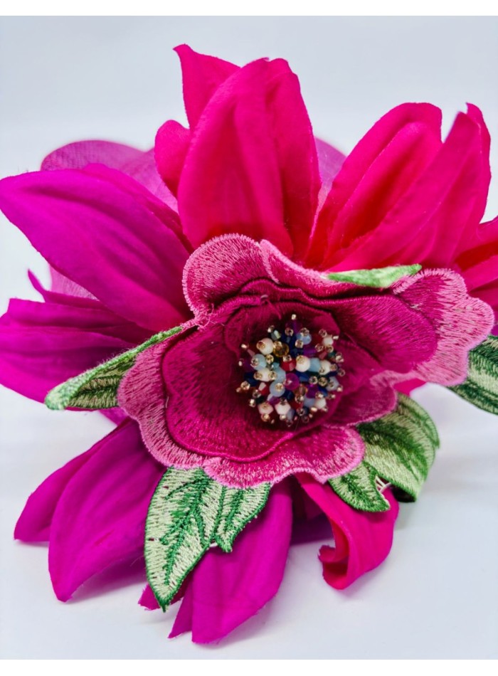 Coiffe d'invité en sinamay fuchsia avec fleurs