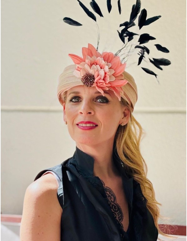 Turban d'invité avec plumes de coq noir et fleurs