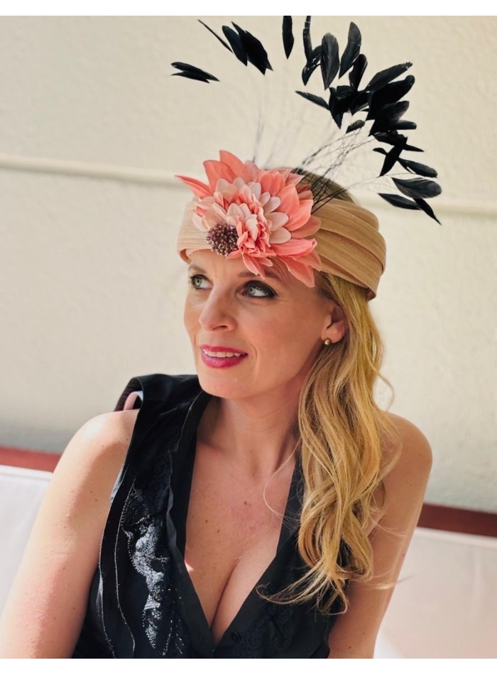 Guest turban with black rooster feathers and...
