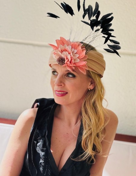 Turbante de invitada con plumas de gallo negras y flores para eventos