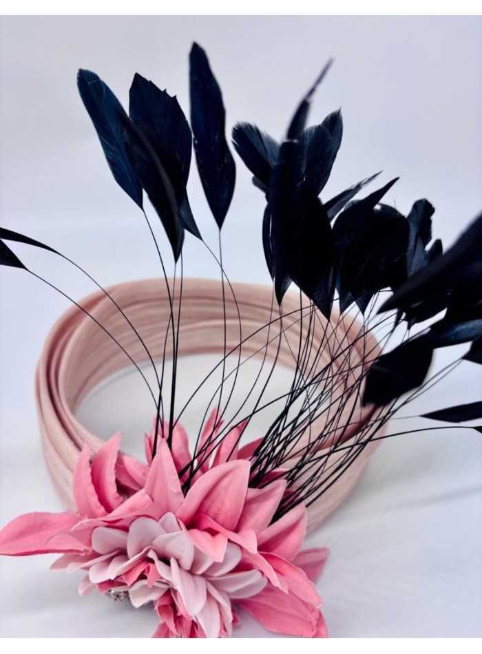 Guest turban with black rooster feathers and...