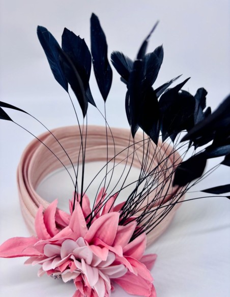 Turbante de invitada con plumas de gallo negras y flores para invitadas