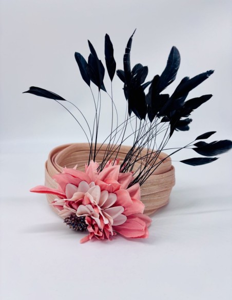 Turbante de invitada con plumas de gallo negras y flores para ocasiones especiales