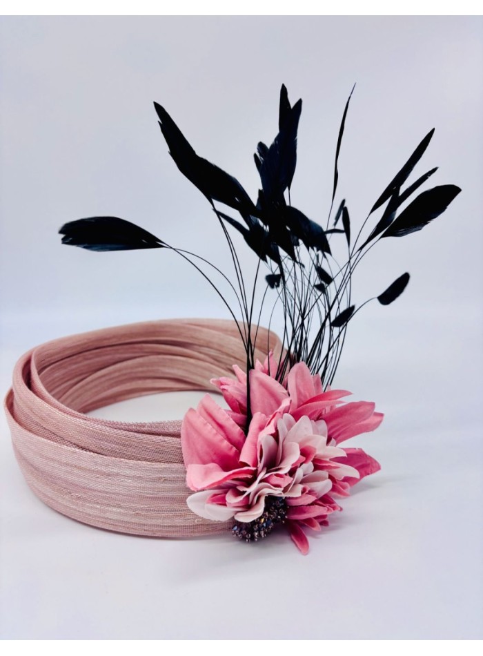 Guest turban with black rooster feathers and...