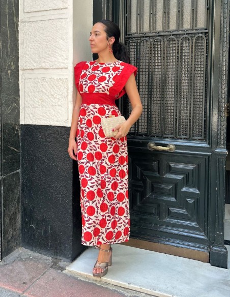 Vestido midi estampado con escote cerrado y detalle fajín
