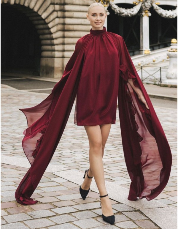 Vestido corto burdeos de gasa con maxi mangas y volantes