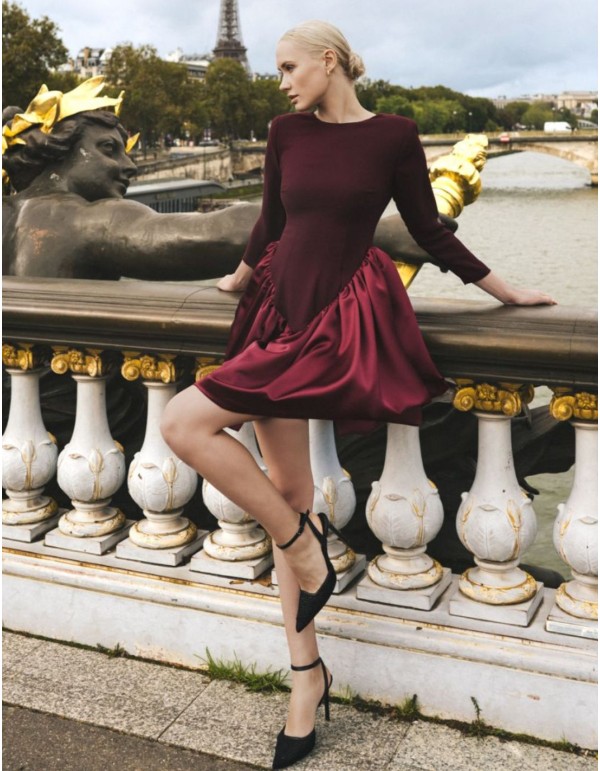 Robe courte bordeaux avec corsage mat et péplum brillant