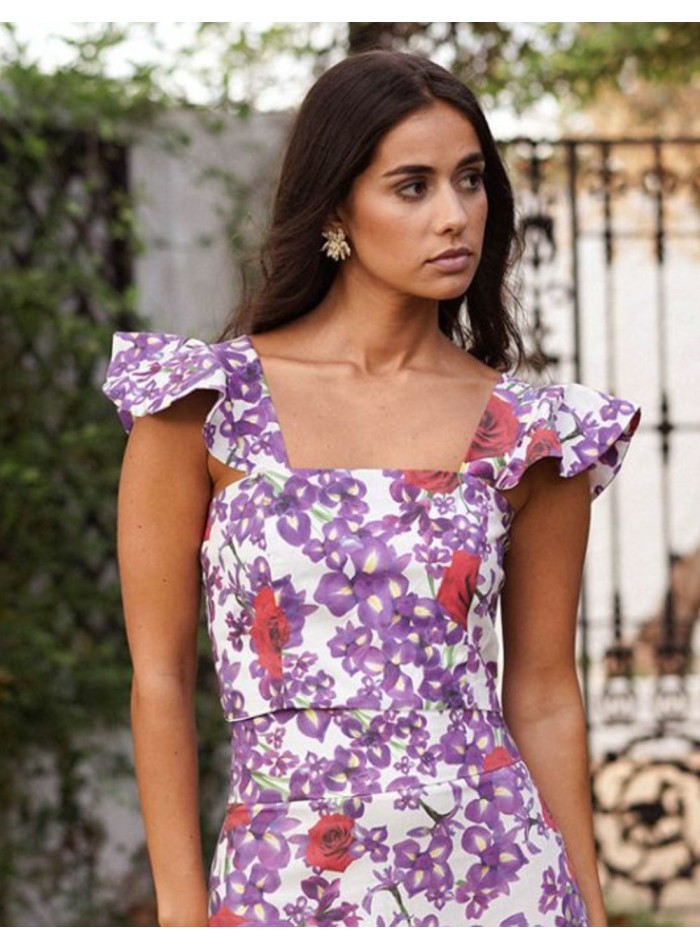 Top estampado de flores morado y rojo con volantes