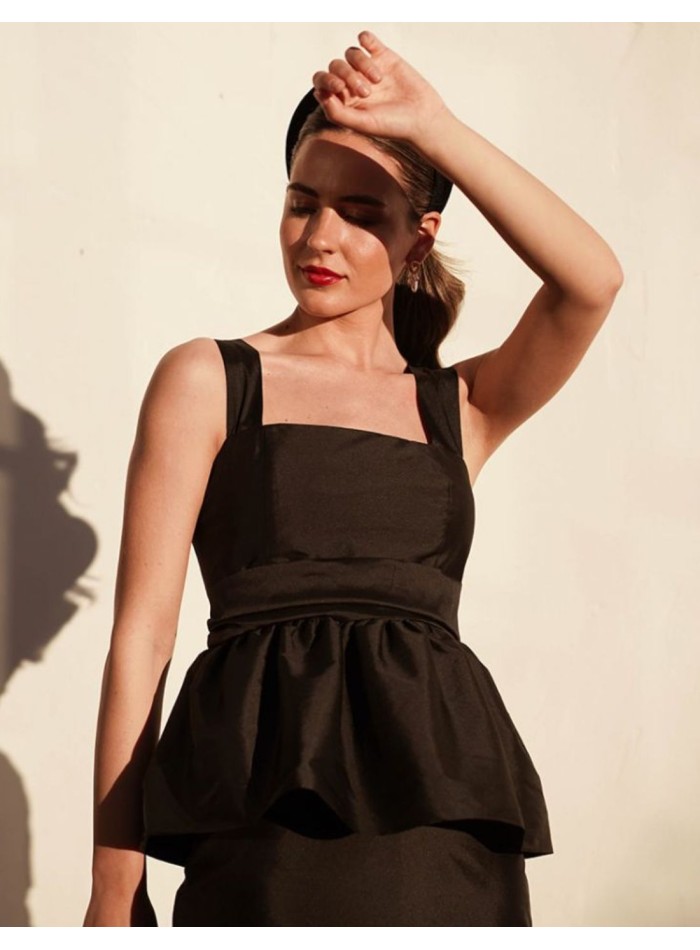 Top de tirante en tafeta negro con volante peplum y maxi fular