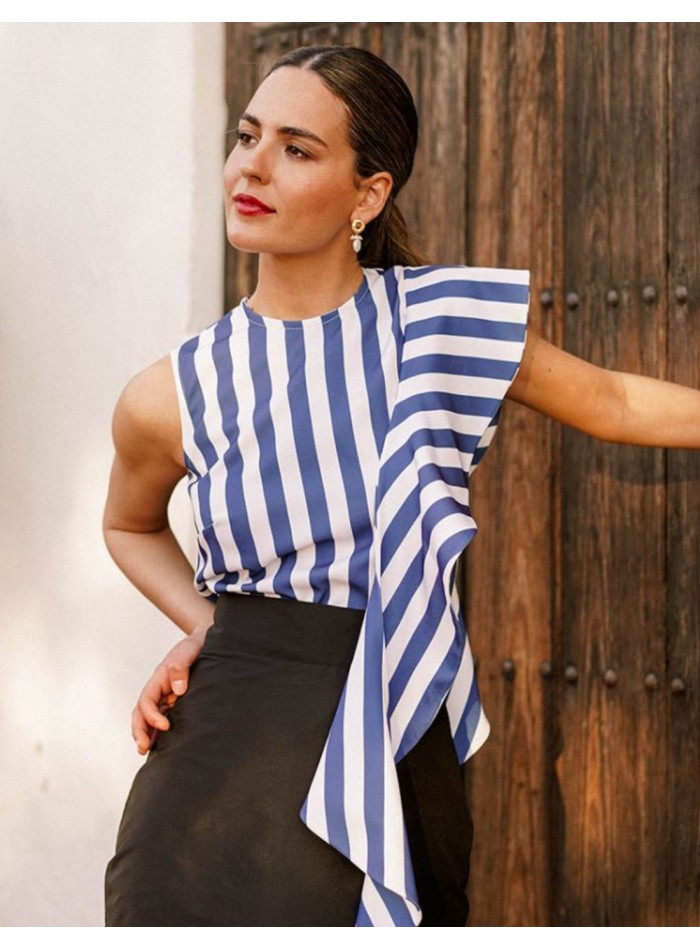 Top de tirantes con volantes y rayas azules