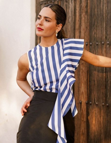 Top de tirantes con volantes y rayas azules