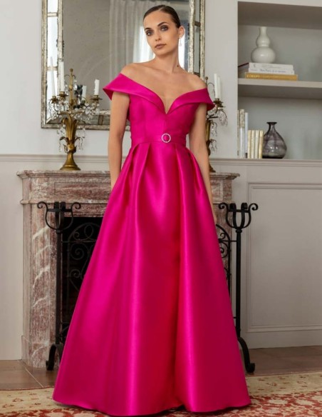 Longue robe d'invité avec encolure bardot et ceinture ornée de bijoux