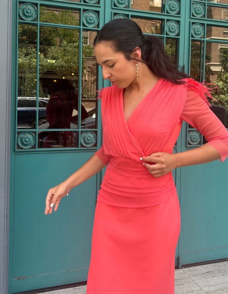 Vestido midi para invitada con detalle drapeado y manga francesa